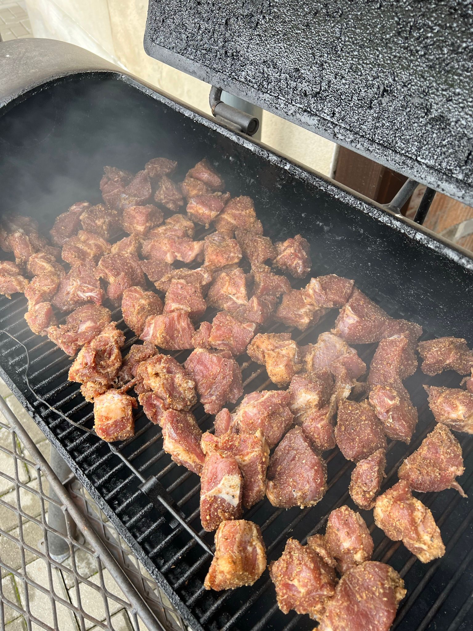 Marinierte Fleischstücke auf dem BBQ-Smoker