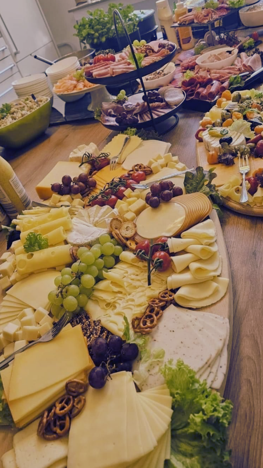 Üppiges BBQ-Festmahl von oben fotografiert
