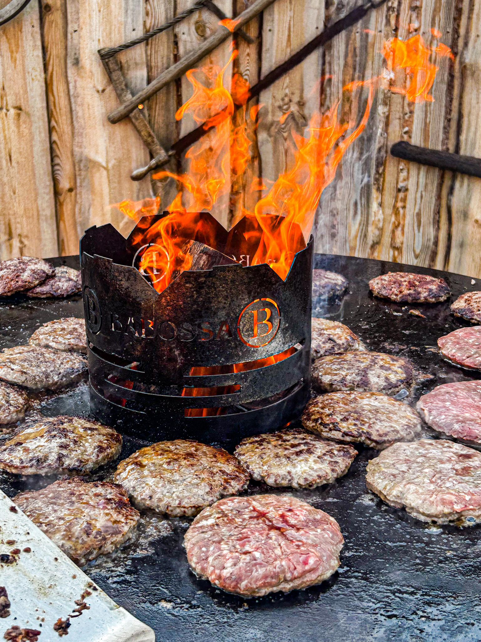 Gäste beim fröhlichen BBQ-Event im Spreewald