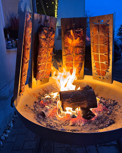 Live-Grillcatering: Flammlachs brutzelt über offenem Feuer