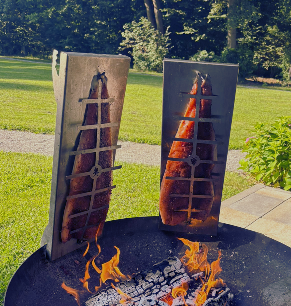 Traditioneller Flammlachs über offenem Feuer