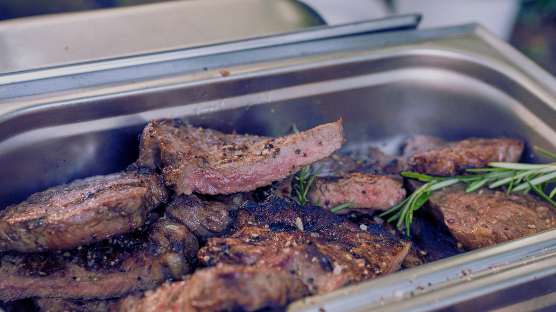 Perfekt gegrilltes Ribeye-Steak auf Gusseisenrost