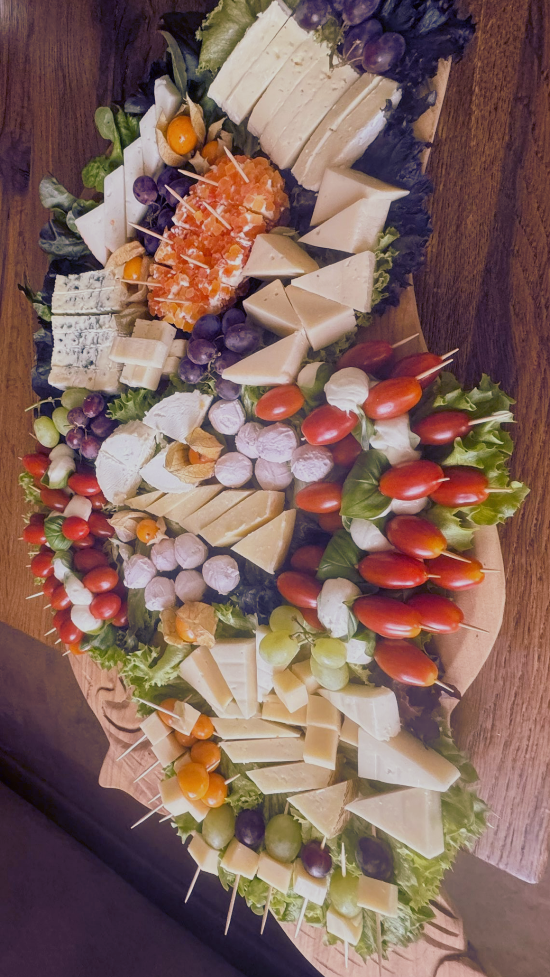 Ansprechend dekorierte Käseplatte und Spieße