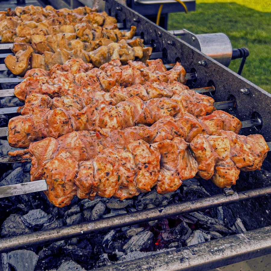 Spießgrillen über Holzkohle
